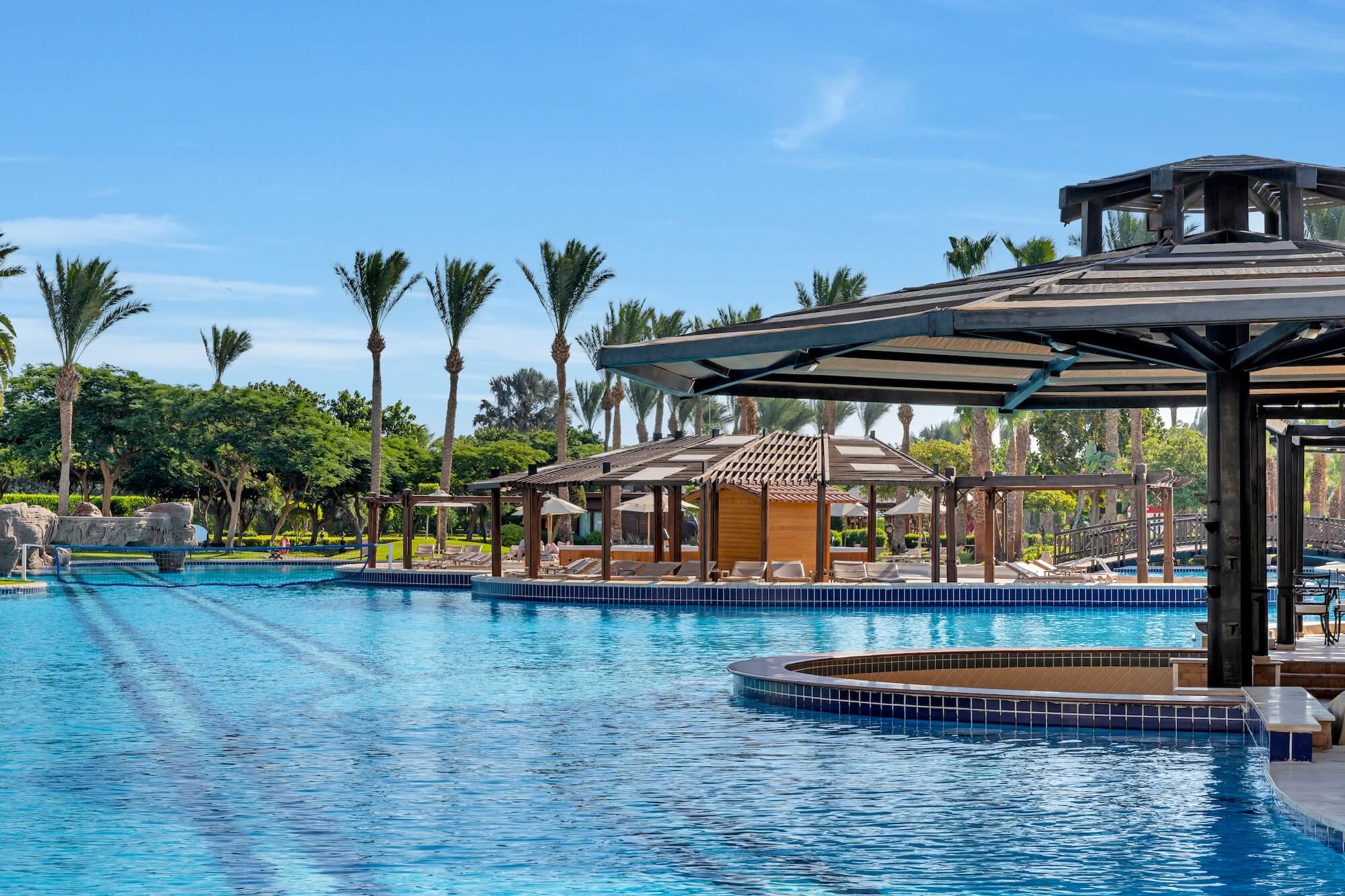 ADD Properties - Steigenberger ALDAU Beach Hotel - Bwala Swimup Bar & Jacuzzi island